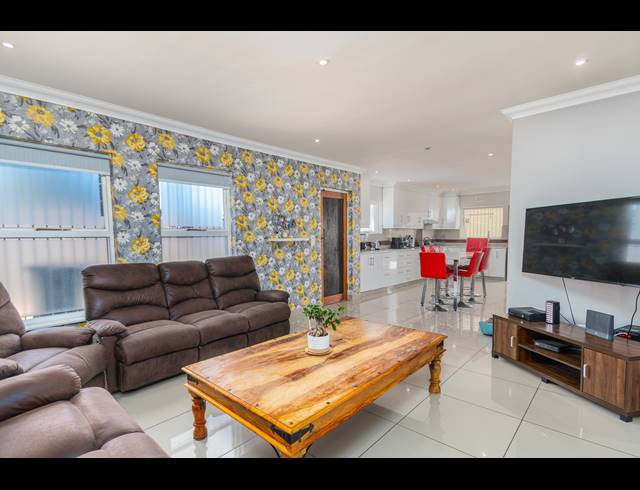 6 BEDROOM FREESTANDING TO LET IN TABLE VIEW
